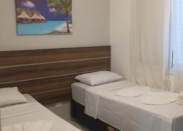 23A para 6 pessoas com Piscina e Churrasqueira no Cond Torremolinos Beach a 80m para Pé na areia na Praia da Enseada Ubatuba